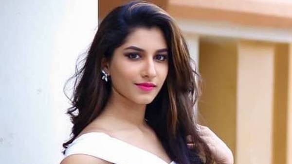  యాంకర్ గా కెరీర్ మొదలు పెట్టి