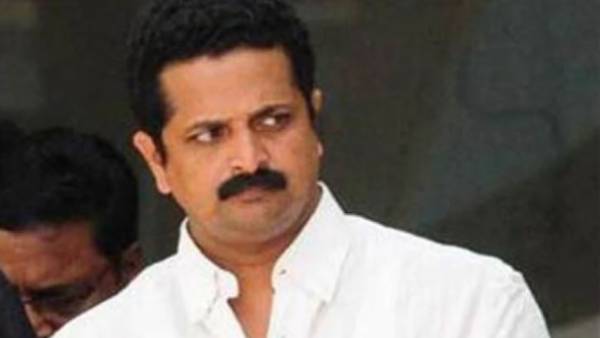 ఆదాయ పన్ను శాఖ అధికారులు దాడులు