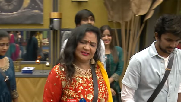 కాజల్ ఫ్యామిలీ ఎంట్రీ.. ముద్దుల రచ్చ