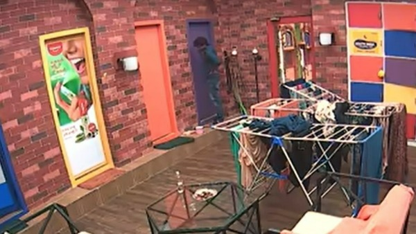 బాత్రూంలోకి వెళ్లి తలుపులు వేసుకొని.. 