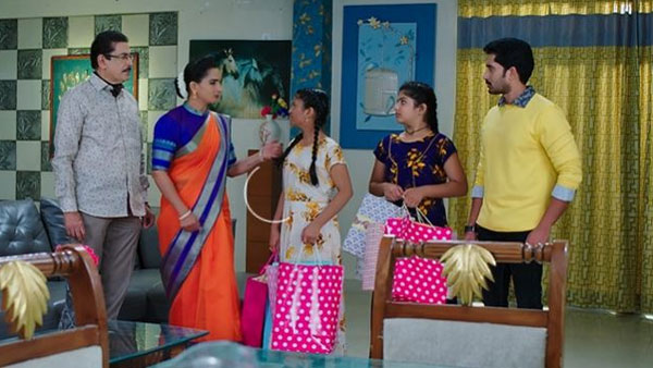 కంగారులో సౌందర్య, కార్తీక్