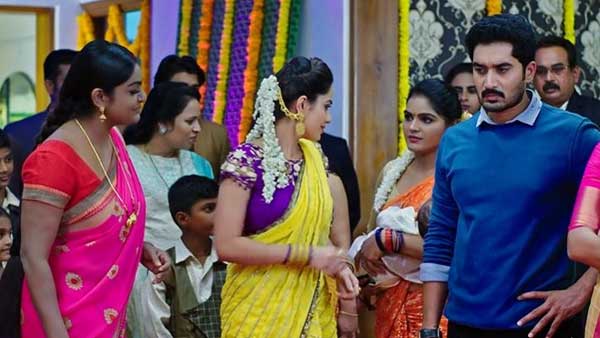 ఉయ్యాలలో బిడ్డను వేసిన మోనిత