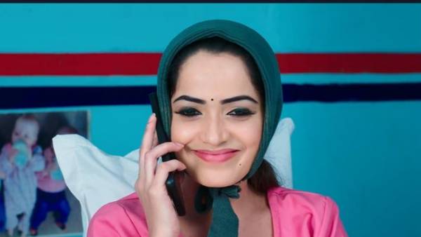 మోనితను పూజకు ఆహ్వానించడం ఎలా