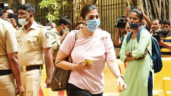 ముందస్తుగా 50 లక్షల ముడుపులు