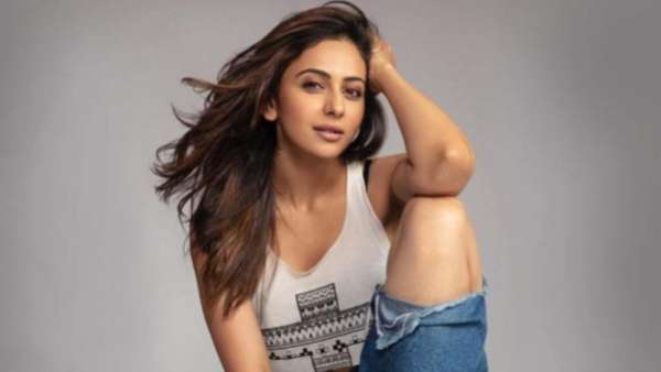Rakul Preet Singh కండోమ్ చేతిలో పట్టుకొని చిలిపిగా.. అలాంటి డేరింగ్ పాత్రలో అందాల భామ