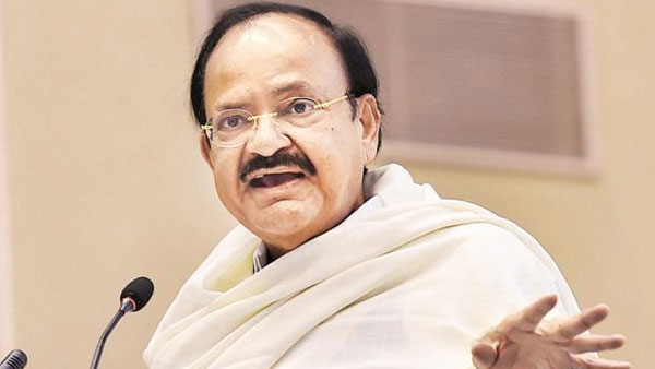 చిరంజీవి గొప్పతనం అంటూ వెంకయ్య