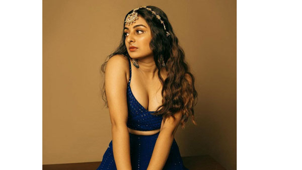 గ్లామర్ డోస్ పెంచేస్తూ..