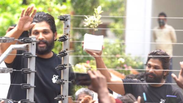 ఎన్కన్వెన్షన్ గేట్ విరగకొట్టిన ఫ్యాన్స్