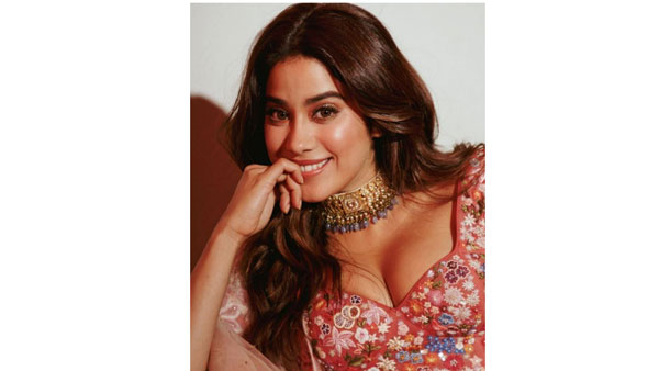 ఎద అందాలు చూపిస్తూ హల్‌చల్