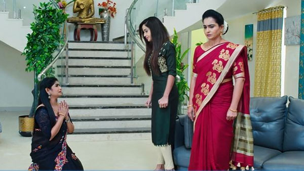 మోనిత కాళ్లపై పడిన శ్రావ్య