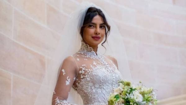 ప్రియాంక బ్రాలెస్ ఫోటోలు వైరల్