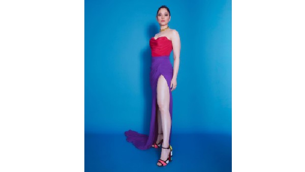 లెగ్స్ అందాలతో సెక్సీగా