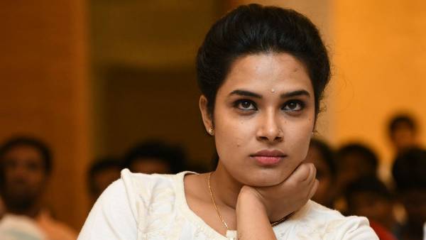 హరితేజకు చేదు అనుభవం: ఎదవ ఓవర్ యాక్షన్.. నీకు కరోనా రావాలి అంటూ దారుణంగా!