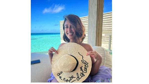 బట్టల్లేకుండా దిగిన ఫొటోలో ఇలా