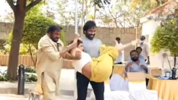 నవ్వుకున్న మంచు లక్ష్మి