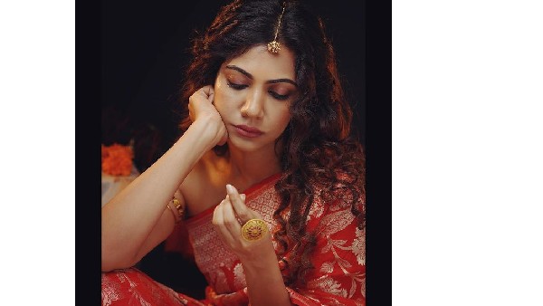 సంప్రదాయంగా చీరకట్టుతో 