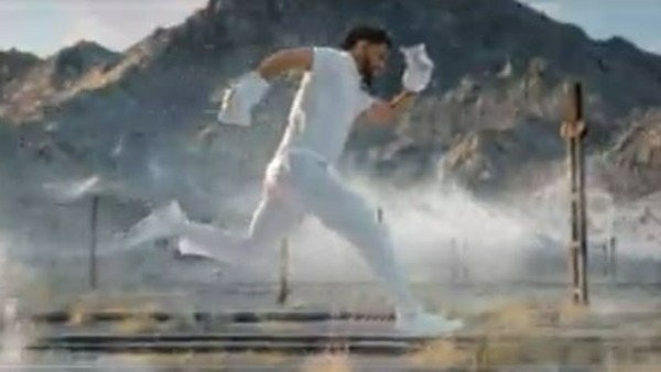 రైలు ముందు ధోని పరుగు