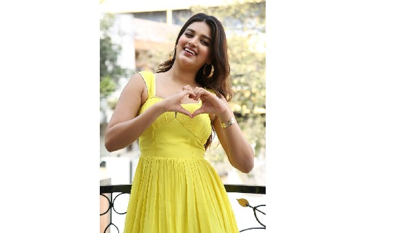 హాట్ హాట్‌గా మిని స్కర్ట్‌లో నిధి అందాలు