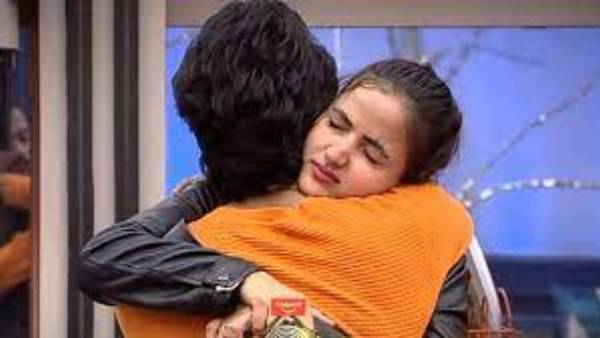 దీప్తి సునైనాపై శ్రీ రెడ్డి సంచలన వ్యాఖ్యలు.. ఆ వ్యక్తితో క్లోజ్గా లేవా? అది తప్పుకాదా? అని కామెంట్