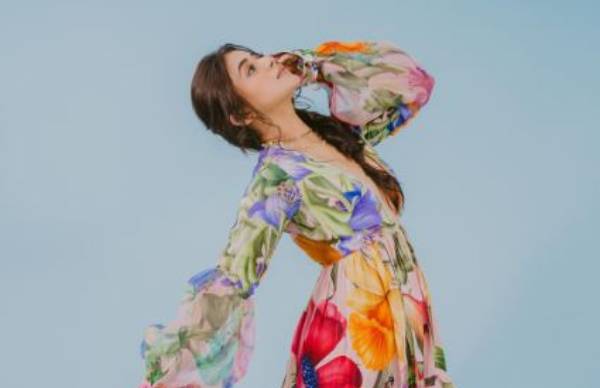 గ్లామర్ యాంగిల్ చూసి