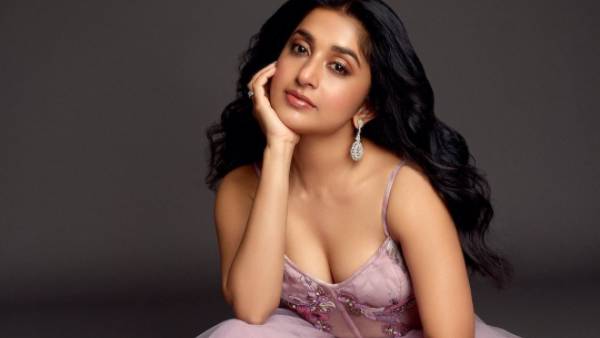 హాట్ క్లివేజ్ షో..