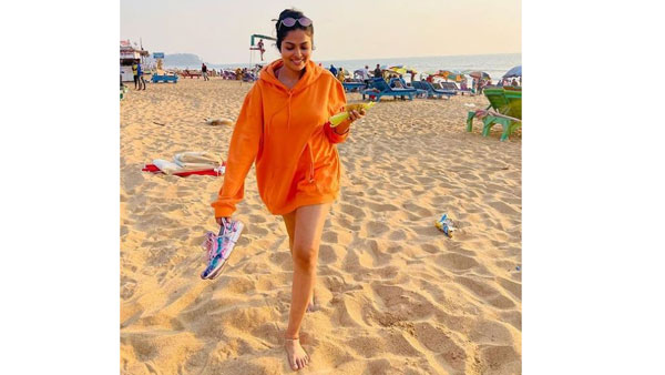 అందాలను ఆరబోస్తూ గ్లామర్ ట్రీట్