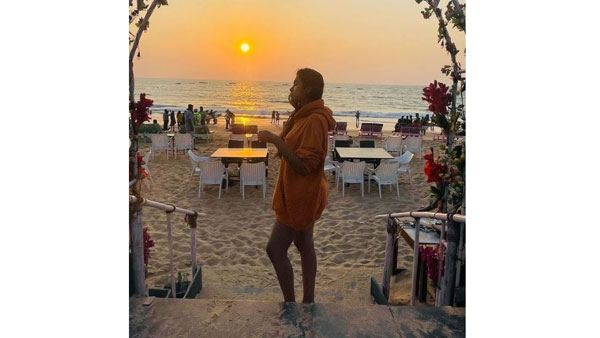 ప్యాంటు లేకుండా ఘాటు ఫోజులు