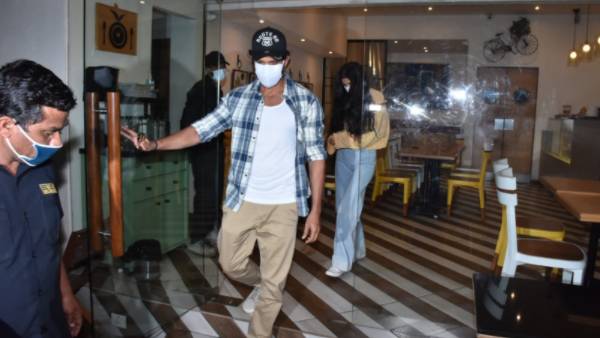  ప్రియురాలి చేతిలో చేయివేసి హృతిక్