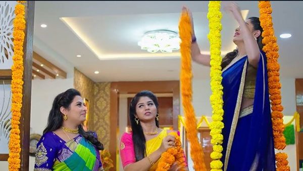 అంజలి ఇంట్లో మోనిత అలంకరణ పనులు