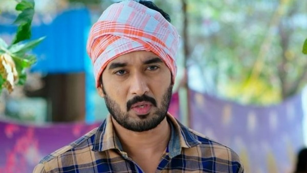 ముఖానికి టవల్ చుట్టేసుకొని కార్తీక్