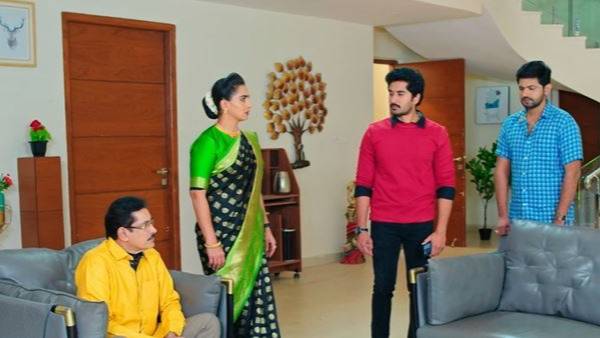 Karthika Deepam serial todays highlights:Soundarya strong waring to Monita