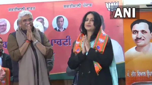 Bollywood heroine and Dabangg fame Mahie Gill joined in BJP before Punjab Elections Bollywood heroine and Dabangg fame Mahie Gill joined in BJP before Punjab Elections