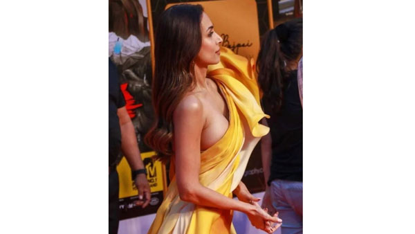 బట్టలున్నా లేనట్లే ఘాటు ఫోజు