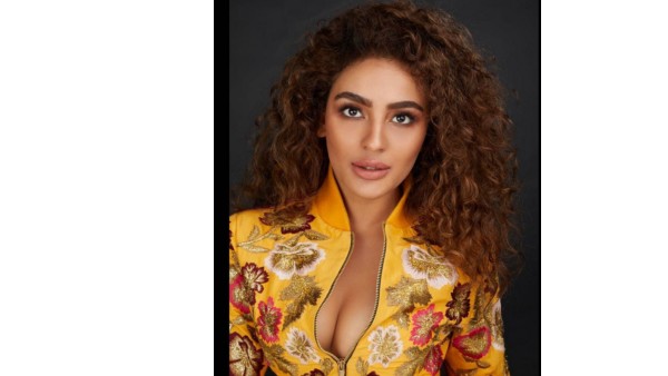 హాట్ క్లివేజ్ షో..