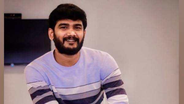 ఎంట్రీ గేట్ వద్దకు వెళ్ళి