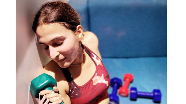  నొప్పితో అరుస్తున్నట్లు..