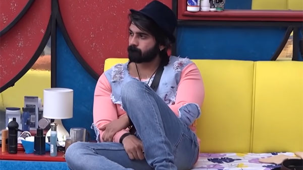 ఫేక్ పర్సన్ అనే ట్యాగ్ సొంతం