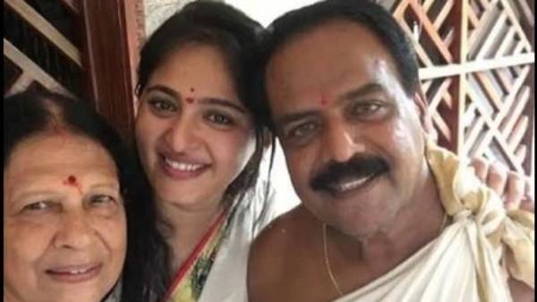 తల్లిదండ్రులతో కలిసి..