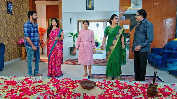 మోనిత ఇంట్లోకి వెళ్లిన హిమకు షాకింగ్‌గా