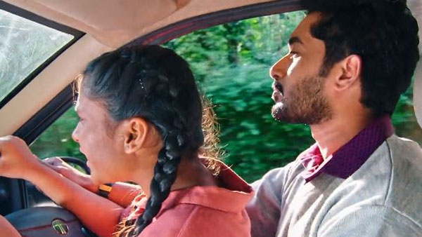 హిమ కారు డ్రైవింగ్‌తో