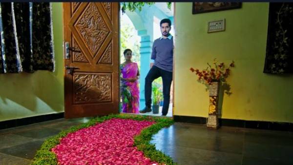 కార్తీక్ ఇంటికి వస్తున్నాడంటూ మోనిత