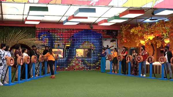 కత్తి పెట్టి పొడుస్తూ నామినేట్