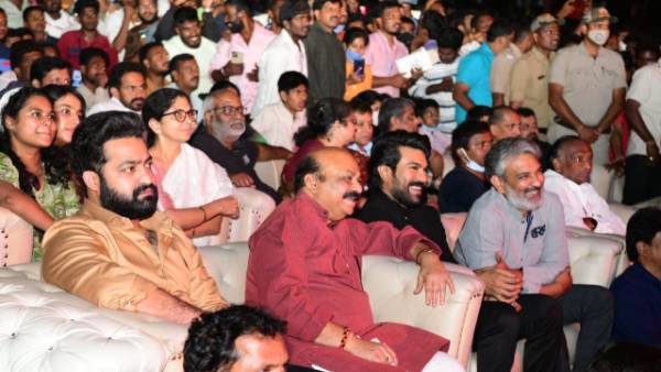 భారీగా తరలి వచ్చిన ఫ్యాన్స్