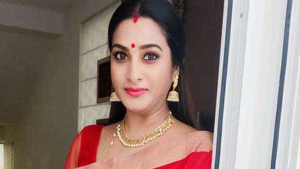 సోషల్ మీడియాలో హడావిడిగా..