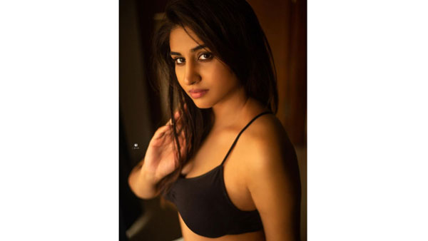 గ్లామర్ ట్రీట్‌తో రచ్చ చేస్తోందిగా