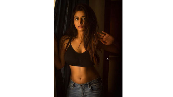 బ్రా మాత్రమే ధరించి ఘాటుగా