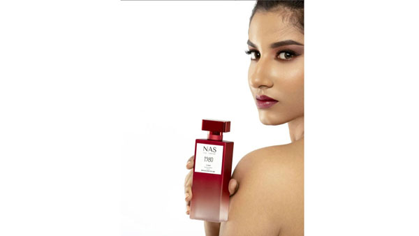 బట్టలు లేకుండా కనిపించింది