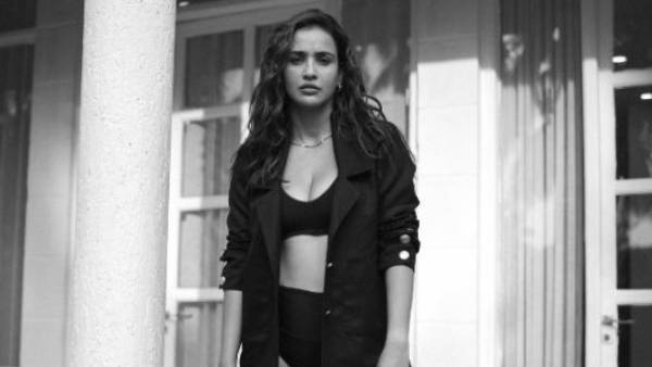 అందాలు ఆరబోస్తున్నా 