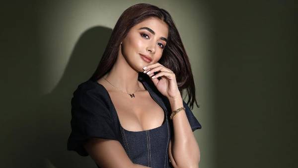  పొట్టి బట్టల్లో హాట్ షో చేస్తూ