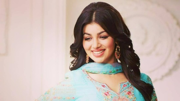 గోవా ఎయిర్‌పోర్టులో అనుచితంగా